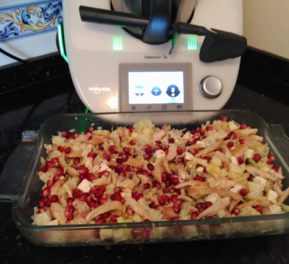 ENSALADA DE ESCAROLA,POLLO, MANZANA Y GRANADA