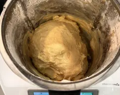 Step <p>Con la espátula baje el azúcar aromatizado. Añade leche, la mantequilla, los huevos, la levadura prensada, el agua de azahar, la harina de fuerza, la sal y la bola de masa madre. Mezcle 30seg/vel 6 y a continuación, amase 3 min / modo amasar.</p> illustration