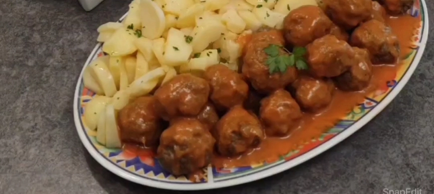 Video receta de albóndigas con queso y salsa cremosa de tomate con patatas de guarnición con Thermomix Málaga