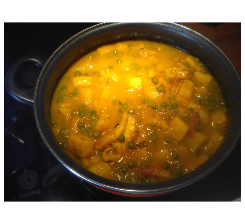 Jibia en salsa con guisantes y salmón al vapor con patatas