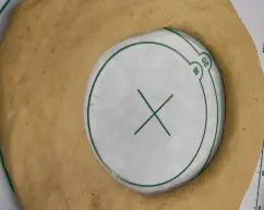 Step <p>Con la espátula , baje la masa y vuelva a amasar 1 min/modo amasar. Retire la masa, póngala sobre una superficie enharinada. Dele forma de bola , introduzca los dedos en el centro y vaya dándole la forma al roscón.</p> illustration