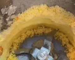 Step <p>Masa</p><p>Ponga en el vaso el azúcar, la piel de limón y naranja y triture 20seg/vel10</p> illustration