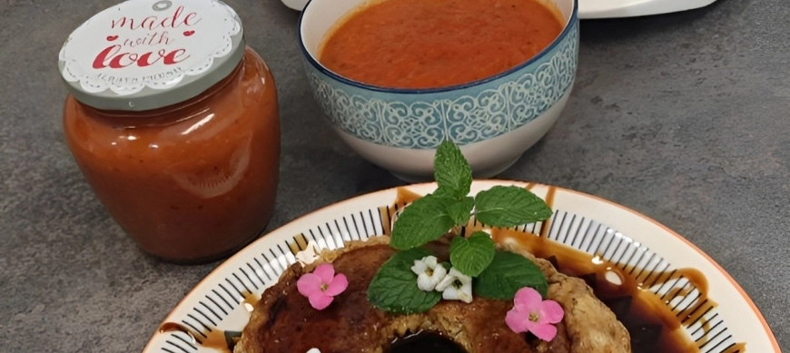 Video-receta de salsa de tomate estilo italiano y flan de huevo con o sin azúcar en el Varoma con Thermomix
