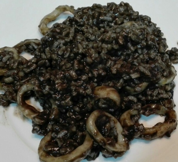 Arroz negro cremoso con calamares.