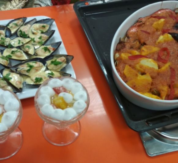 Menú de Navidad 2018: Mejillones con salsa maltesa. Caldereta de dorada y marisco al horno. Postre de merengue y cítricos.