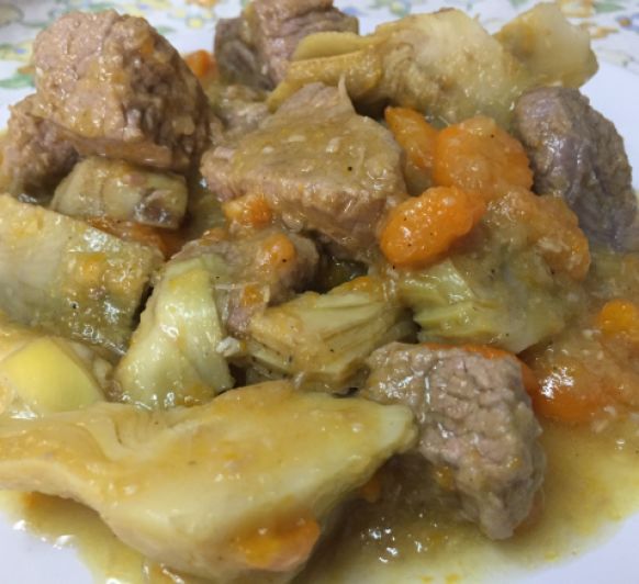 Estofado de ternera con zanahorias y alcachofas